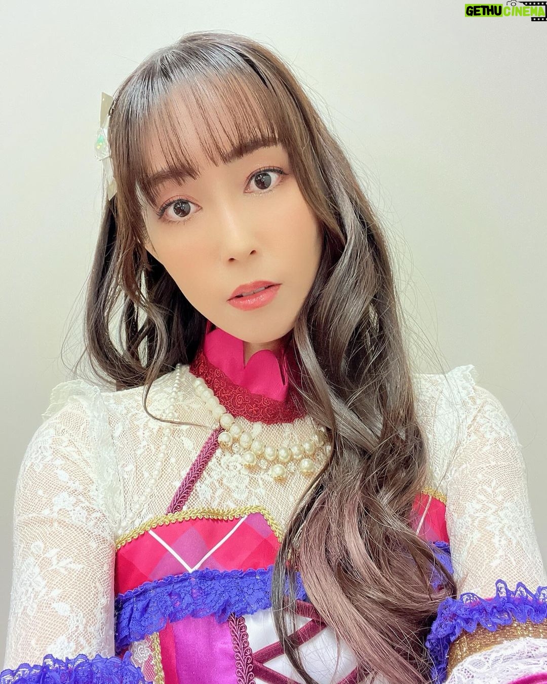 Yoko Hikasa - 7.9K Likes - 🔥
アイカツフレンズ5周年イベント
来てくださった皆さん
ありがとうでした!
生アフレコ、トークコーナー、そしてライブと
大ボリュームな内容でした!!!
大西アリシアは出られなかったけれど
心にはずっと傍にいてくれて、
彼女を想いながら
Be Starを初披露させてもらえたし、
なんだか今日は大西の話ばかり
していた気がするよ!!
またいつか。
アリシアのソロと
2人のステージを皆に見てもらえるよう
私とひびきは絆を繋ぎながら待っているよ。
みんなも待ってて。
そしてそして
松永ちゃん、木戸ちゃん、
かれんちゃん、ゆいちゃん、
桑ちゃん、すや。
彼女達はフレンズをずっとずっと
フロントで守り続けてくれていて
歌もダンスもお芝居も一生懸命な
努力家さんたち。
本当に頼もしくて。素敵でした。
あやかとあずころも!
りんちゃんも!
オーニシも!
また全員でアイカツフレンズを
歌いたいなあって思うんだ〜。
また、アイカツしようね!!
#アイカツ
#アイカツフレンズ
#5周年
#木戸衣吹
#松永あかね
#美山加恋
#二ノ宮ゆい
#桑原由気
#陶山恵実里
#逢来りん
#大橋彩香 @ayaka_ohashi
#田所あずさ @azusa_tadokoro
#大西沙織 @onishi_saori86
#日笠陽子
#今日は久々におろしヘアのひびきでした
#皆との写真はまた後日