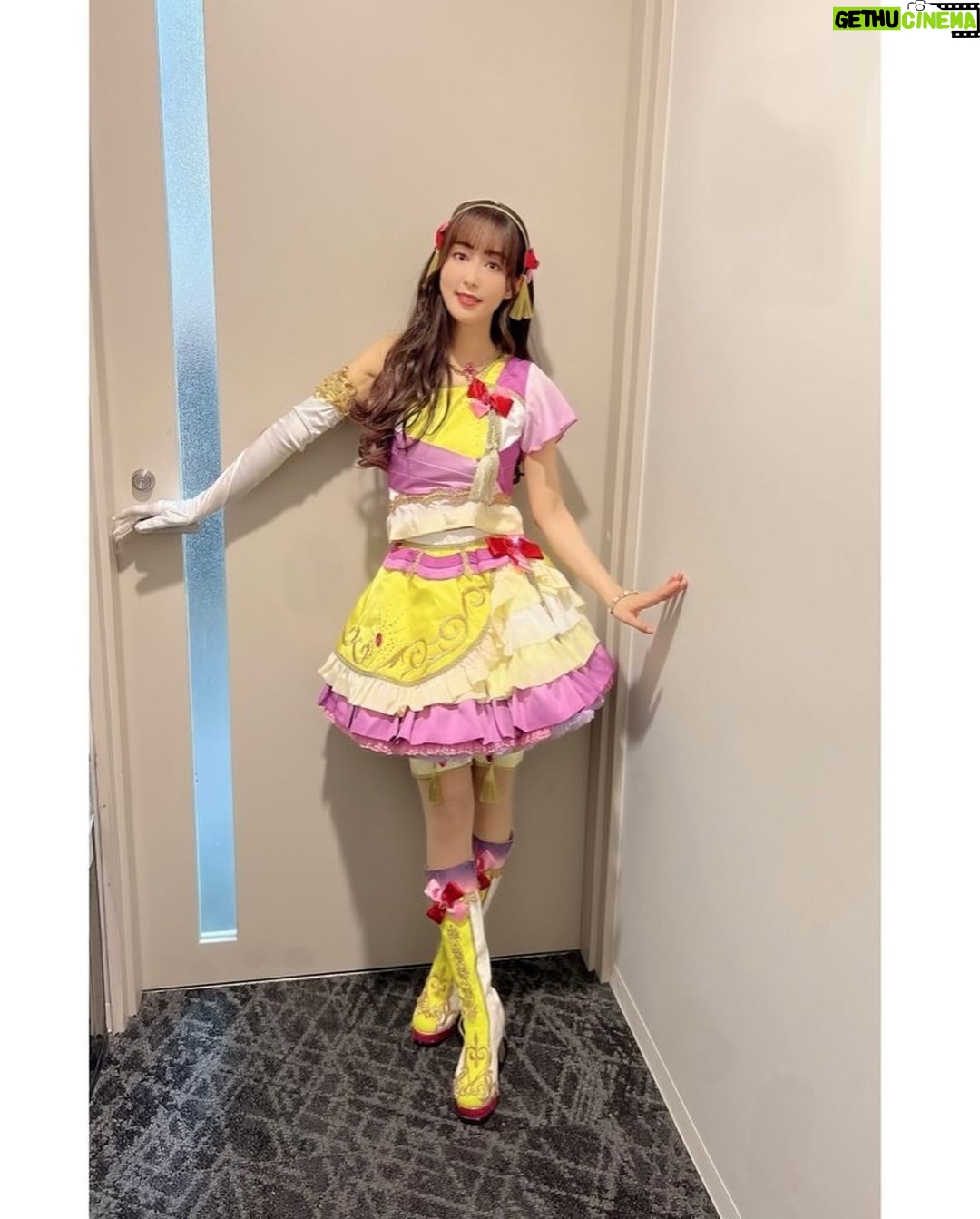 Yoko Hikasa - 7.9K Likes - 🔥
アイカツフレンズ5周年イベント
来てくださった皆さん
ありがとうでした!
生アフレコ、トークコーナー、そしてライブと
大ボリュームな内容でした!!!
大西アリシアは出られなかったけれど
心にはずっと傍にいてくれて、
彼女を想いながら
Be Starを初披露させてもらえたし、
なんだか今日は大西の話ばかり
していた気がするよ!!
またいつか。
アリシアのソロと
2人のステージを皆に見てもらえるよう
私とひびきは絆を繋ぎながら待っているよ。
みんなも待ってて。
そしてそして
松永ちゃん、木戸ちゃん、
かれんちゃん、ゆいちゃん、
桑ちゃん、すや。
彼女達はフレンズをずっとずっと
フロントで守り続けてくれていて
歌もダンスもお芝居も一生懸命な
努力家さんたち。
本当に頼もしくて。素敵でした。
あやかとあずころも!
りんちゃんも!
オーニシも!
また全員でアイカツフレンズを
歌いたいなあって思うんだ〜。
また、アイカツしようね!!
#アイカツ
#アイカツフレンズ
#5周年
#木戸衣吹
#松永あかね
#美山加恋
#二ノ宮ゆい
#桑原由気
#陶山恵実里
#逢来りん
#大橋彩香 @ayaka_ohashi
#田所あずさ @azusa_tadokoro
#大西沙織 @onishi_saori86
#日笠陽子
#今日は久々におろしヘアのひびきでした
#皆との写真はまた後日