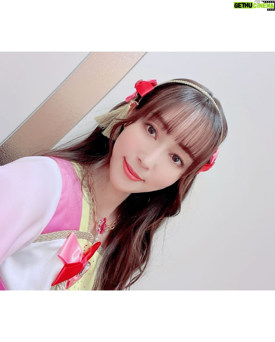 Yoko Hikasa - 7.9K Likes - 🔥
アイカツフレンズ5周年イベント
来てくださった皆さん
ありがとうでした!
生アフレコ、トークコーナー、そしてライブと
大ボリュームな内容でした!!!
大西アリシアは出られなかったけれど
心にはずっと傍にいてくれて、
彼女を想いながら
Be Starを初披露させてもらえたし、
なんだか今日は大西の話ばかり
していた気がするよ!!
またいつか。
アリシアのソロと
2人のステージを皆に見てもらえるよう
私とひびきは絆を繋ぎながら待っているよ。
みんなも待ってて。
そしてそして
松永ちゃん、木戸ちゃん、
かれんちゃん、ゆいちゃん、
桑ちゃん、すや。
彼女達はフレンズをずっとずっと
フロントで守り続けてくれていて
歌もダンスもお芝居も一生懸命な
努力家さんたち。
本当に頼もしくて。素敵でした。
あやかとあずころも!
りんちゃんも!
オーニシも!
また全員でアイカツフレンズを
歌いたいなあって思うんだ〜。
また、アイカツしようね!!
#アイカツ
#アイカツフレンズ
#5周年
#木戸衣吹
#松永あかね
#美山加恋
#二ノ宮ゆい
#桑原由気
#陶山恵実里
#逢来りん
#大橋彩香 @ayaka_ohashi
#田所あずさ @azusa_tadokoro
#大西沙織 @onishi_saori86
#日笠陽子
#今日は久々におろしヘアのひびきでした
#皆との写真はまた後日