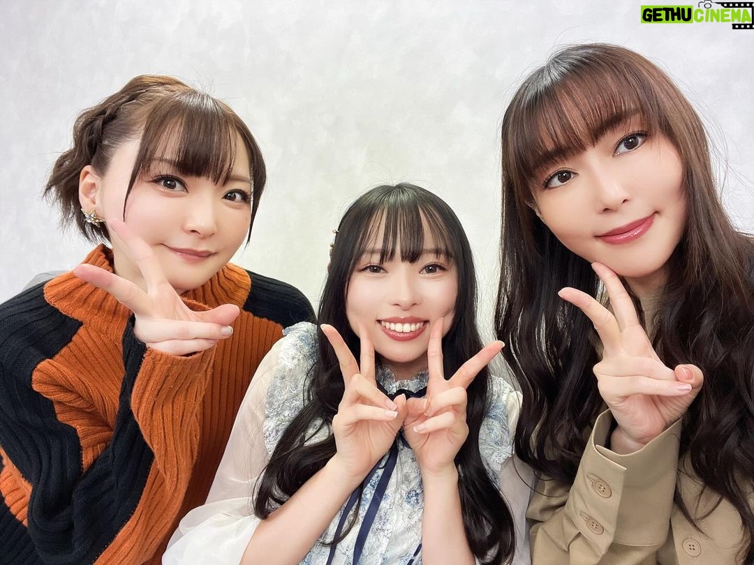 Yoko Hikasa Instagram - 🍨 井澤詩織ちゃん @shiori_izawa0201 との生配信、 机のアイスが溶けるほど 見てくださった皆さんありがとー! しーたむとの接点の見えなさが 皆さんの好奇心を刺激しましたかな? そうだね、共演はあっても イベントや配信とかで一緒に なることがほんとなかったので 新鮮な絡みだったのでは! 来年放送のアニメハイスピも 見ておくれよな〜〜!! そして今回ゲストに 澤田姫ちゃん @hime_sawada__ なんて良い子&可愛い子なんや〜😭✨ 空手やらアクロバティックの話の ギャップにももうメロメロや! しーたむがとても慕われていて 2人を見ていて幸せな気持ちに なりました!!!! 本当に楽しかった〜!! 次回は未定ですので、 是非公式Xなどでチェックしてくださいね✨ 次回も早くやりたーーい!! #井澤詩織 #澤田姫 #日笠陽子 #机のアイスが溶けるほど #新番組 #アイス #溶けてた