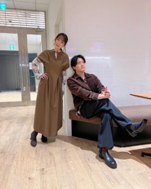 Yoko Hikasa Instagram - ⭐️
石川界人MCの番組、
声優と夜あそびWEEKEND
ゲストでお邪魔しました！
観覧に来てくれたお客様方、
遅い時間までありがとねー☺️
無料配信の方では
料理と食べてる映像しか
流れてなかったですよね？笑すまん

生放送で料理は押すよ！危険！と
思いましたが、番組スタッフさんが、
石川さんに手料理を食べさせたいんです！
という熱意に負けて笑、
お家で肉じゃがと
ブロッコリーのポン酢和えと
味噌玉作って行きました〜。
喜んでもらえて良かったです。
番組スタッフさんもとても
かいとの事愛してるんやね〜。
レンチンで作った事なかったので
私が逆に不安だったのですが、
そちらもとても美味しくできました！

お仕事の事やお芝居の事も話せたり
少し真面目な感じになっちゃったけど
真面目な部分と
たのしい部分と
作り食べる所を見せつける部分と
なんか良き塩梅になったのでは。
良い週末でしたーーー！！
アガる週末！だね！

夜あそび、
もう、来ないよ！！！！笑

#石川界人 
#日笠陽子 
#声優と夜あそび 
#weekend 
#肉じゃが
#界人が一人でかっこよく写真撮ろうとしてたから
#全力で邪魔するため目の前を走る
#いい写真撮れた
#すごい
#笑顔が悪鬼やん
#私の方が悪鬼やん