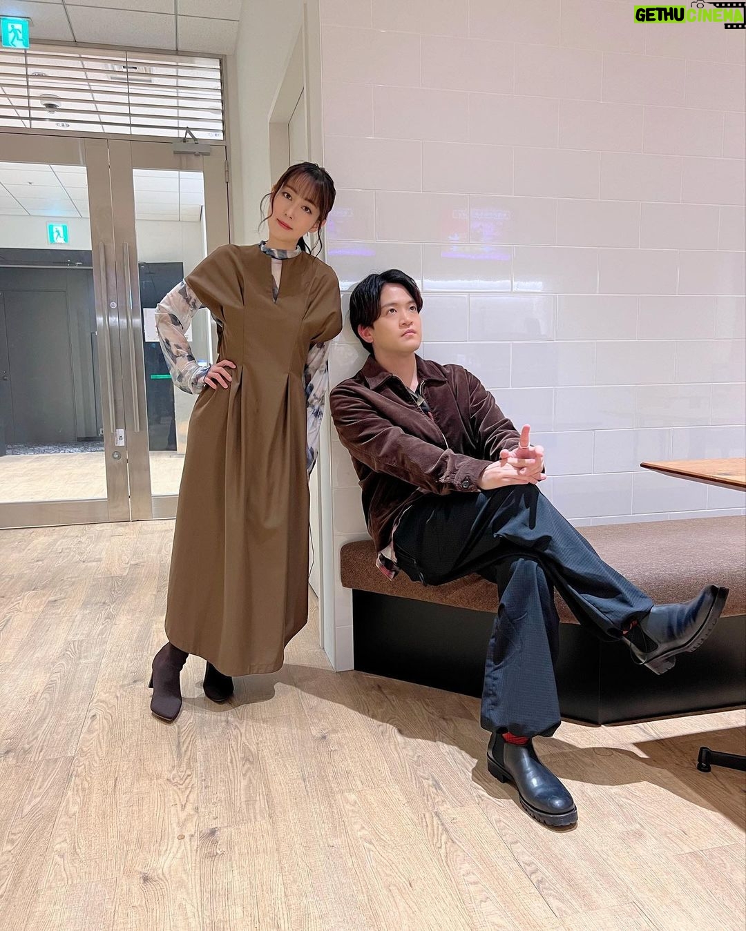 Yoko Hikasa - 9.3K Likes - ⭐️
石川界人MCの番組、
声優と夜あそびWEEKEND
ゲストでお邪魔しました!
観覧に来てくれたお客様方、
遅い時間までありがとねー☺️
無料配信の方では
料理と食べてる映像しか
流れてなかったですよね?笑すまん
生放送で料理は押すよ!危険!と
思いましたが、番組スタッフさんが、
石川さんに手料理を食べさせたいんです!
という熱意に負けて笑、
お家で肉じゃがと
ブロッコリーのポン酢和えと
味噌玉作って行きました〜。
喜んでもらえて良かったです。
番組スタッフさんもとても
かいとの事愛してるんやね〜。
レンチンで作った事なかったので
私が逆に不安だったのですが、
そちらもとても美味しくできました!
お仕事の事やお芝居の事も話せたり
少し真面目な感じになっちゃったけど
真面目な部分と
たのしい部分と
作り食べる所を見せつける部分と
なんか良き塩梅になったのでは。
良い週末でしたーーー!!
アガる週末!だね!
夜あそび、
もう、来ないよ!!!!笑
#石川界人
#日笠陽子
#声優と夜あそび
#weekend
#肉じゃが
#界人が一人でかっこよく写真撮ろうとしてたから
#全力で邪魔するため目の前を走る
#いい写真撮れた
#すごい
#笑顔が悪鬼やん
#私の方が悪鬼やん