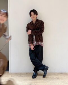 Yoko Hikasa Instagram - ⭐️ 石川界人MCの番組、 声優と夜あそびWEEKEND ゲストでお邪魔しました！ 観覧に来てくれたお客様方、 遅い時間までありがとねー☺️ 無料配信の方では 料理と食べてる映像しか 流れてなかったですよね？笑すまん 生放送で料理は押すよ！危険！と 思いましたが、番組スタッフさんが、 石川さんに手料理を食べさせたいんです！ という熱意に負けて笑、 お家で肉じゃがと ブロッコリーのポン酢和えと 味噌玉作って行きました〜。 喜んでもらえて良かったです。 番組スタッフさんもとても かいとの事愛してるんやね〜。 レンチンで作った事なかったので 私が逆に不安だったのですが、 そちらもとても美味しくできました！ お仕事の事やお芝居の事も話せたり 少し真面目な感じになっちゃったけど 真面目な部分と たのしい部分と 作り食べる所を見せつける部分と なんか良き塩梅になったのでは。 良い週末でしたーーー！！ アガる週末！だね！ 夜あそび、 もう、来ないよ！！！！笑 #石川界人 #日笠陽子 #声優と夜あそび #weekend #肉じゃが #界人が一人でかっこよく写真撮ろうとしてたから #全力で邪魔するため目の前を走る #いい写真撮れた #すごい #笑顔が悪鬼やん #私の方が悪鬼やん AbemaTV
