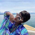 Yolanda Tati Instagram - I’m sorry, but this look deserves a post 😮‍💨✨🌴💙🥂 Found the perfect full set combo for a bubbly boat weekend in Brazil. Your rich aunt directly from the tropics 🫶🏾 Madly in love @rendollofficial 💌 GOSTARAM??? Ilha dos Cocos