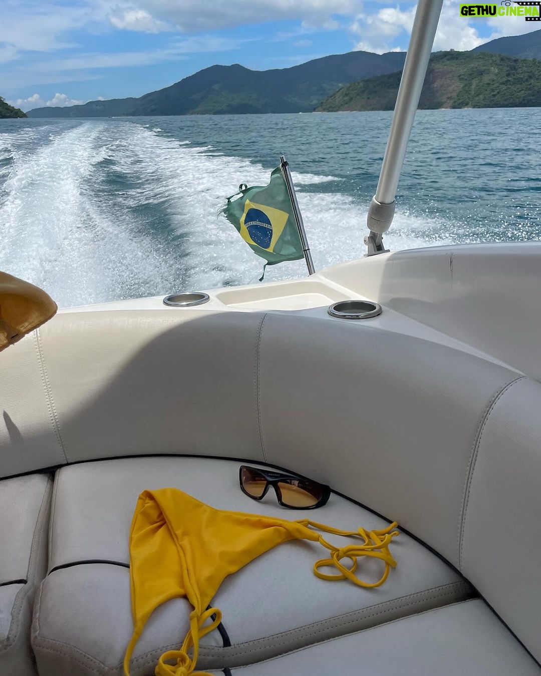 Yolanda Tati Instagram - Verde Azul e Amarelo 🟢🔵🟡 A vossa Tia e o seu Velho da lancha em Dias off de natureza, terapia e desconexão antes do 🌪️ que está por vir!!! Quero nem pensar ainda… depois vão saber 😅 fuuuiii… TE AMO, BRASILLLL!!!! Obrigada pela recepção, mensagens com dicas, é muito amooorrr… Paraty, Rio de Janeiro, Brasil