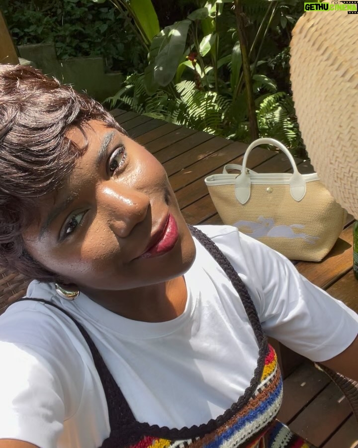 Yolanda Tati Instagram - Tou de Look novo e tou no BRASIU, siu, siuuu… É isso, um beijo da Anitta. 🇧🇷✌🏾😎🥳 @casaluzparaty melhor escolha! Amor e uma Cabana no meio da Mata Atlântica, de frente pro oceano… O paraíso existe e Deus é brasileiro 🤍 Paraty, Rio de Janeiro, Brasil