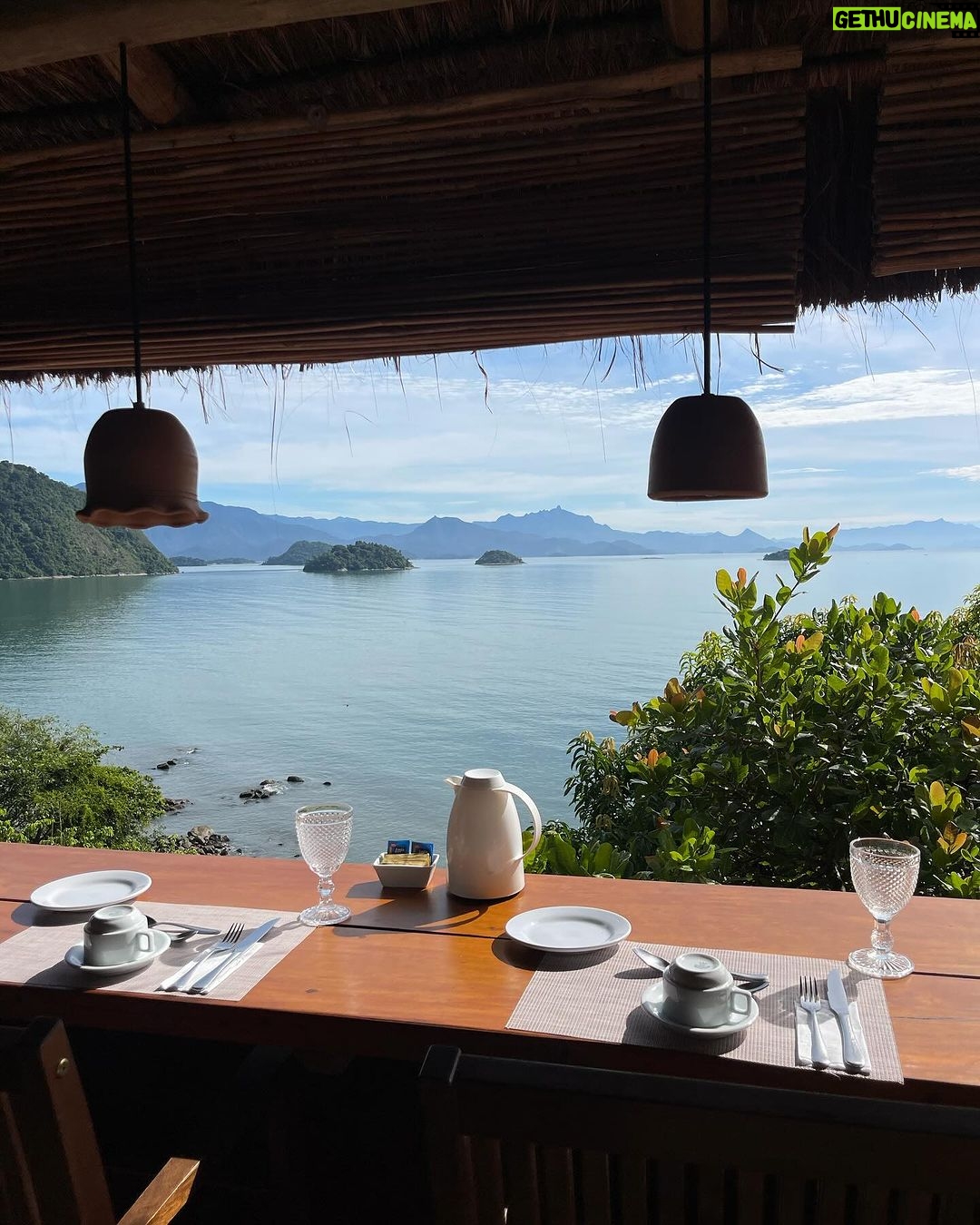 Yolanda Tati Instagram - Tou de Look novo e tou no BRASIU, siu, siuuu… É isso, um beijo da Anitta. 🇧🇷✌🏾😎🥳 @casaluzparaty melhor escolha! Amor e uma Cabana no meio da Mata Atlântica, de frente pro oceano… O paraíso existe e Deus é brasileiro 🤍 Paraty, Rio de Janeiro, Brasil