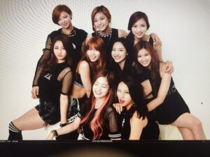 Yoo Jeong-yeon Instagram - 7주년축하해!!!
사소한거에 웃고 울어주는 너네를 만나서 참 행복한 20대를 보낸것같아
짧고도 긴 7년이였지만 우리진짜 우여곡절도 많았고 그래서 추억도 많고ㅋㅋ못 올리는 사진 동영상 참 많다ㅋㅋ
앞으로도 행복하쟈 트와이스포에버 사랑해❤