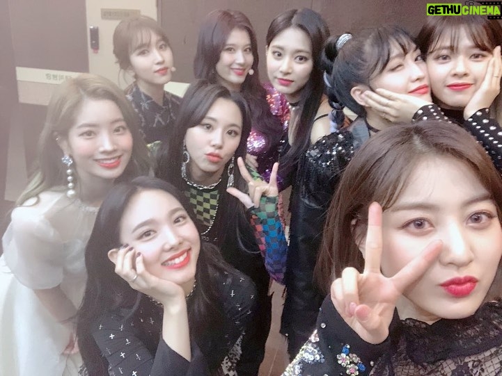Yoo Jeong-yeon - 1.9 Million Likes - 7주년축하해!!!
사소한거에 웃고 울어주는 너네를 만나서 참 행복한 20대를 보낸것같아
짧고도 긴 7년이였지만 우리진짜 우여곡절도 많았고 그래서 추억도 많고ㅋㅋ못 올리는 사진 동영상 참 많다ㅋㅋ
앞으로도 행복하쟈 트와이스포에버 사랑해❤