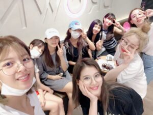 Yoo Jeong-yeon Instagram - 7주년축하해!!!
사소한거에 웃고 울어주는 너네를 만나서 참 행복한 20대를 보낸것같아
짧고도 긴 7년이였지만 우리진짜 우여곡절도 많았고 그래서 추억도 많고ㅋㅋ못 올리는 사진 동영상 참 많다ㅋㅋ
앞으로도 행복하쟈 트와이스포에버 사랑해❤