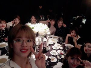 Yoo Jeong-yeon Instagram - 7주년축하해!!!
사소한거에 웃고 울어주는 너네를 만나서 참 행복한 20대를 보낸것같아
짧고도 긴 7년이였지만 우리진짜 우여곡절도 많았고 그래서 추억도 많고ㅋㅋ못 올리는 사진 동영상 참 많다ㅋㅋ
앞으로도 행복하쟈 트와이스포에버 사랑해❤