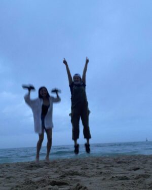 Yoo Jeong-yeon Instagram - 큰 계획 없이 무작정 부산으로 떠난 우리...
솔직히 얘랑 가서 뭘 하겠나.. 싶었는데 신혼여행 온 줄...
멤버들이랑 같이 오면 재밌겠다는 말을 부산 여행하는 동안 끝없이 했는데 "야 나도 네 멤버야 짜식아..."라고 했던 
@_zyozyo 미안 까먹고 있었어..