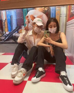Yoo Jeong-yeon Instagram - 큰 계획 없이 무작정 부산으로 떠난 우리...
솔직히 얘랑 가서 뭘 하겠나.. 싶었는데 신혼여행 온 줄...
멤버들이랑 같이 오면 재밌겠다는 말을 부산 여행하는 동안 끝없이 했는데 "야 나도 네 멤버야 짜식아..."라고 했던 
@_zyozyo 미안 까먹고 있었어..