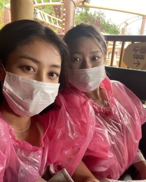 Yoo Jeong-yeon Instagram - 큰 계획 없이 무작정 부산으로 떠난 우리...
솔직히 얘랑 가서 뭘 하겠나.. 싶었는데 신혼여행 온 줄...
멤버들이랑 같이 오면 재밌겠다는 말을 부산 여행하는 동안 끝없이 했는데 "야 나도 네 멤버야 짜식아..."라고 했던 
@_zyozyo 미안 까먹고 있었어..