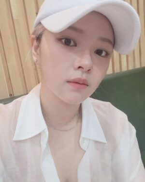 Yoo Jeong-yeon Instagram - 큰 계획 없이 무작정 부산으로 떠난 우리...
솔직히 얘랑 가서 뭘 하겠나.. 싶었는데 신혼여행 온 줄...
멤버들이랑 같이 오면 재밌겠다는 말을 부산 여행하는 동안 끝없이 했는데 "야 나도 네 멤버야 짜식아..."라고 했던 
@_zyozyo 미안 까먹고 있었어..