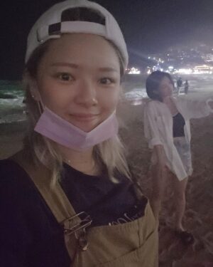 Yoo Jeong-yeon Instagram - 큰 계획 없이 무작정 부산으로 떠난 우리...
솔직히 얘랑 가서 뭘 하겠나.. 싶었는데 신혼여행 온 줄...
멤버들이랑 같이 오면 재밌겠다는 말을 부산 여행하는 동안 끝없이 했는데 "야 나도 네 멤버야 짜식아..."라고 했던 
@_zyozyo 미안 까먹고 있었어..
