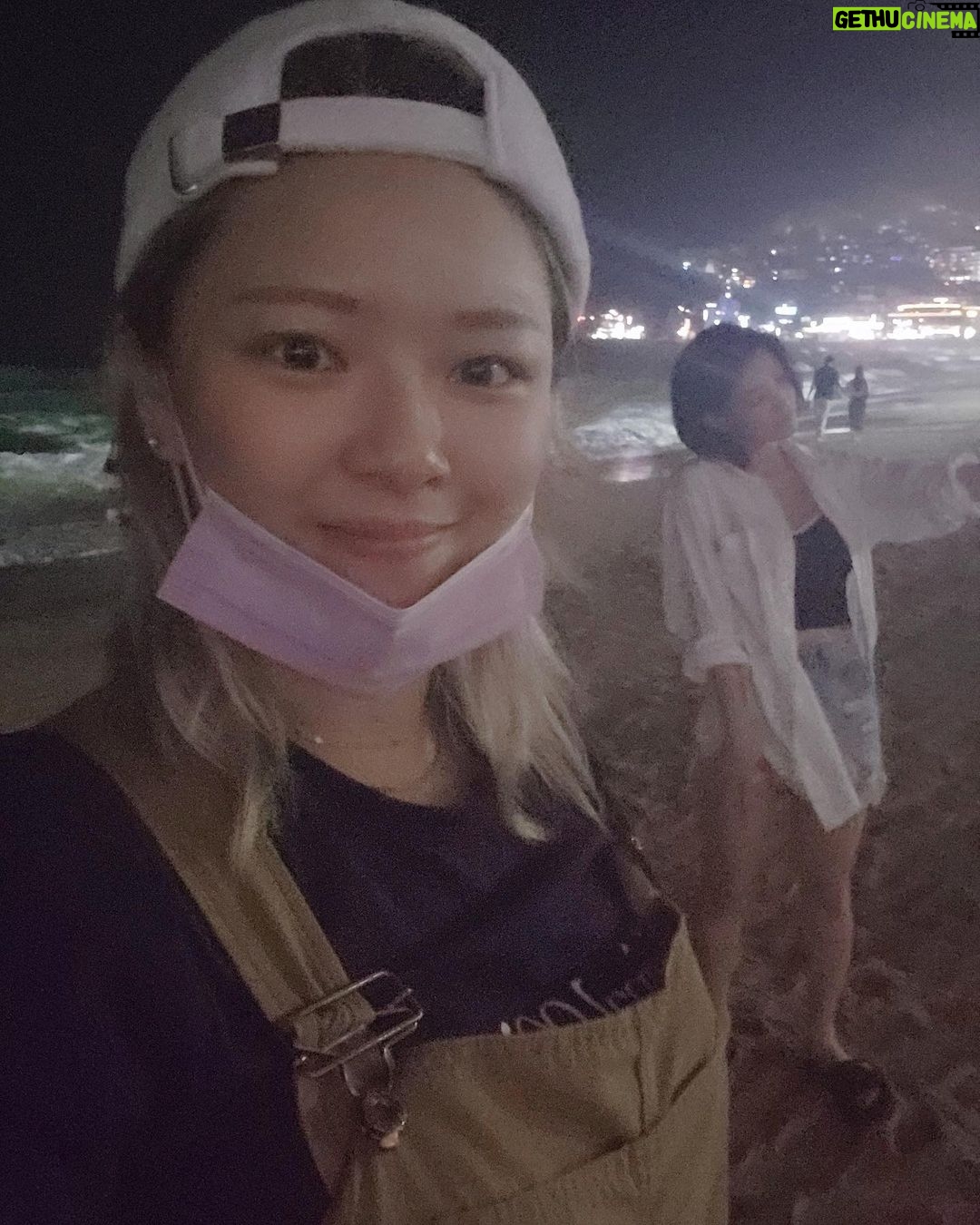 Yoo Jeong-yeon - 1.9 Million Likes - 큰 계획 없이 무작정 부산으로 떠난 우리...
솔직히 얘랑 가서 뭘 하겠나.. 싶었는데 신혼여행 온 줄...
멤버들이랑 같이 오면 재밌겠다는 말을 부산 여행하는 동안 끝없이 했는데 "야 나도 네 멤버야 짜식아..."라고 했던
@_zyozyo 미안 까먹고 있었어..