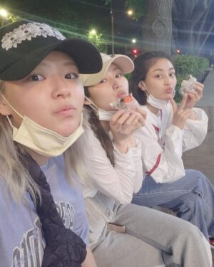Yoo Jeong-yeon Instagram - 멤버들이랑 있을 때 좋은 기운과 진짜 나의 모습이 나오는것같아 우리 또 놀쟈 친구들♡