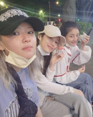 Yoo Jeong-yeon Instagram - 멤버들이랑 있을 때 좋은 기운과 진짜 나의 모습이 나오는것같아 우리 또 놀쟈 친구들♡