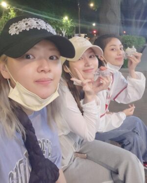 Yoo Jeong-yeon Instagram - 멤버들이랑 있을 때 좋은 기운과 진짜 나의 모습이 나오는것같아 우리 또 놀쟈 친구들♡