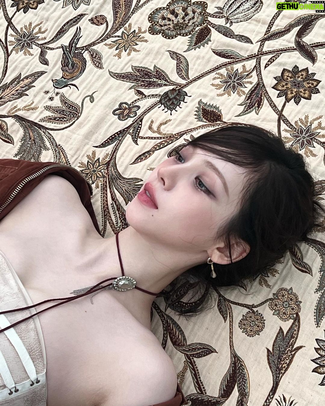 Yoo Ji-min Instagram - The genre is vintageromance