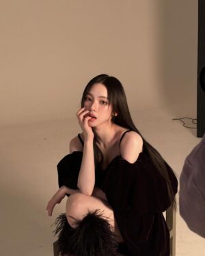 Karina Instagram - CHIC🖤