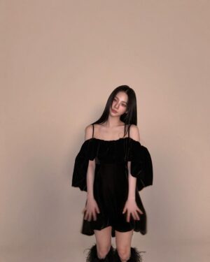 Karina Instagram - CHIC🖤