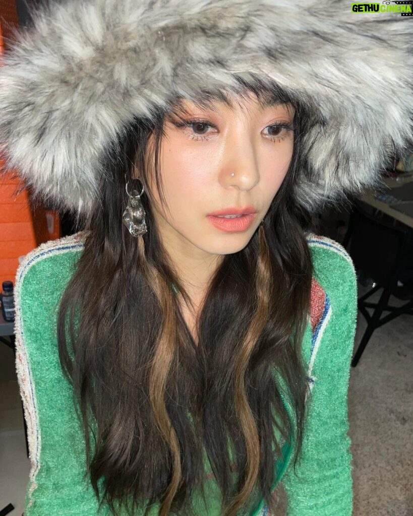 Yoon Bo-ra Instagram - 💜🪩🩷💚🧡🪩💜