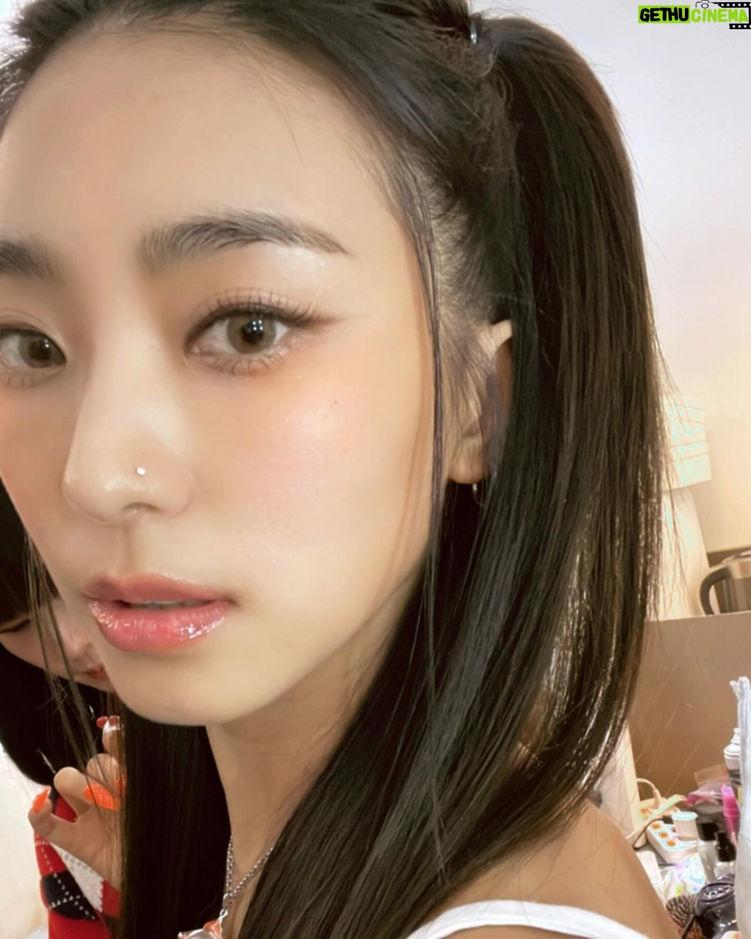Yoon Bo-ra Instagram - ๐๐ชฉ๐ฉท๐๐งก๐ชฉ๐