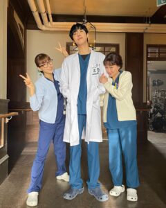 Yoon Bo-ra Instagram - Season3 😁😏☺️ 3년후 우리🫶🏼🫶🏼🫶🏼 어디서 많이 본 그림 . 오늘 막방이라던데..