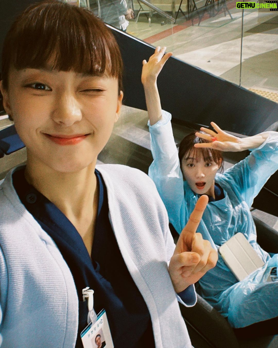 Yoon Bo-ra Instagram - 돌담이 커졌다🤩🤩🤩 오늘도 낭만🫶🏼 🫶🏼Today is romantic🫶🏼