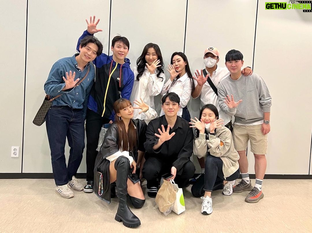 Yoon Bo-ra Instagram - ๐Only 5๊ธฐ๐ ์ฐ๋ฆฌ ๋๊ธฐ๋ค 3๋ช
์ด๋ ๋์ค๋ ๋ฎค์ง์ปฌ '์ฌ๋์ ๋ถ์์ฐฉ' ๐ช ๋๋ถ์ ๋๊ธฐ๋ชจ์๋จ ์ฌ๋ฌ๋ถ~ ๋ถ์์ฐฉ ๋ณด๋ฌ๊ฐ์ธ์ฌ . #๋ฎค์ง์ปฌ์ฌ๋์๋ถ์์ฐฉ #๊น๋ ค์ #์กฐํ์ฐ #๊น์ง์ ํ์ดํ
๐๐ป