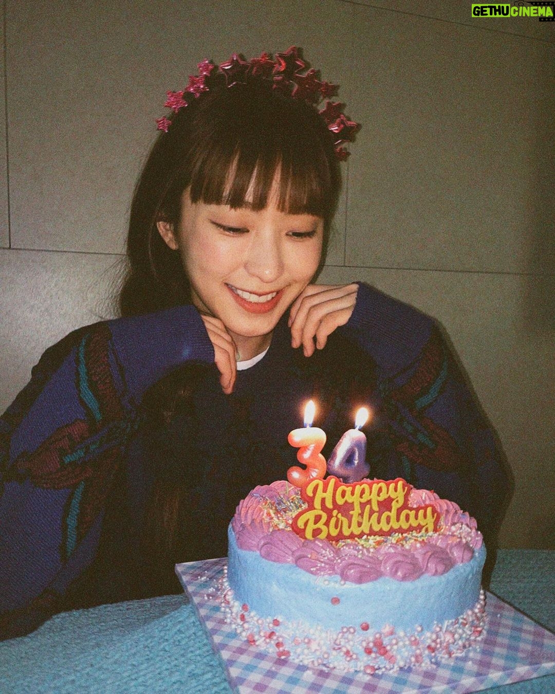 Yoon Bo-ra Instagram - 생일 축하해주셔서 감사합니다🎂 💜Happy bora day💜 🫶🏼Thank you🫶🏼