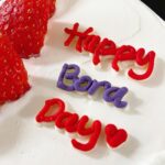 Yoon Bo-ra Instagram - 생일 축하해주셔서 감사합니다🎂 💜Happy bora day💜 🫶🏼Thank you🫶🏼