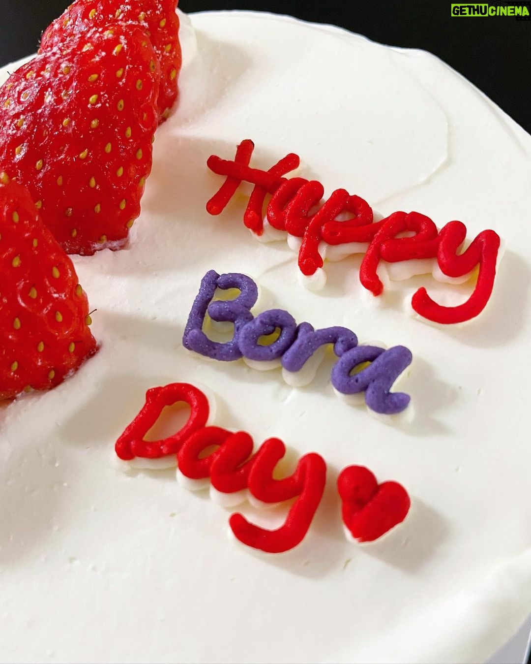 Yoon Bo-ra Instagram - 생일 축하해주셔서 감사합니다🎂 💜Happy bora day💜 🫶🏼Thank you🫶🏼