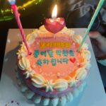 Yoon Bo-ra Instagram – 종이달 막촬하던 날 🎬
열심히 촬영했으니!
조금만 기다려줘용🤩💜
( 열심히 고민하고 꾸며준 우리 스탭들 고마웡🫶🏼)