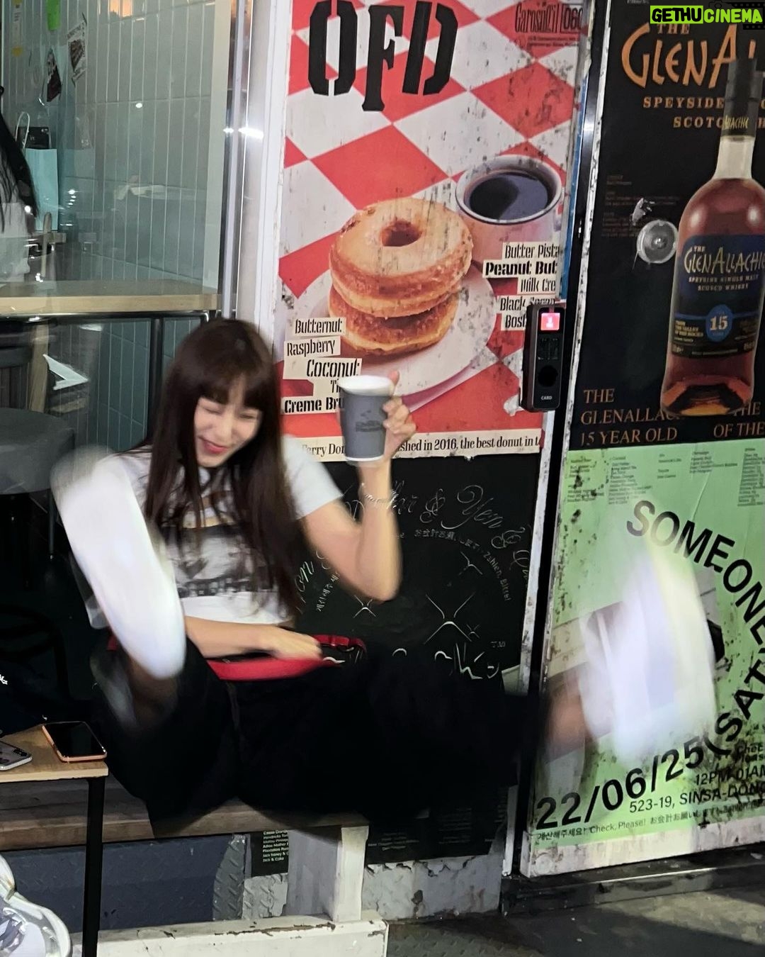 Yoon Bo-ra Instagram - π€ͺπΆβπ«οΈπ«₯π« πΆ
