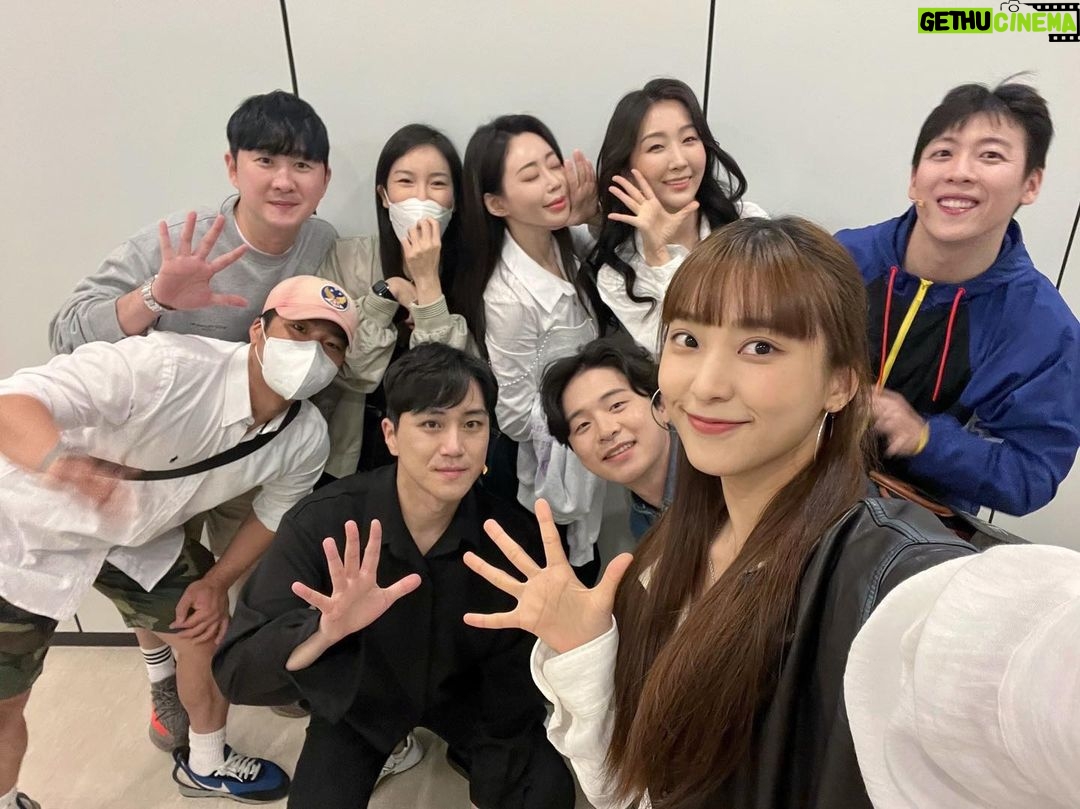 Yoon Bo-ra Instagram - ๐Only 5๊ธฐ๐ ์ฐ๋ฆฌ ๋๊ธฐ๋ค 3๋ช
์ด๋ ๋์ค๋ ๋ฎค์ง์ปฌ '์ฌ๋์ ๋ถ์์ฐฉ' ๐ช ๋๋ถ์ ๋๊ธฐ๋ชจ์๋จ ์ฌ๋ฌ๋ถ~ ๋ถ์์ฐฉ ๋ณด๋ฌ๊ฐ์ธ์ฌ . #๋ฎค์ง์ปฌ์ฌ๋์๋ถ์์ฐฉ #๊น๋ ค์ #์กฐํ์ฐ #๊น์ง์ ํ์ดํ
๐๐ป
