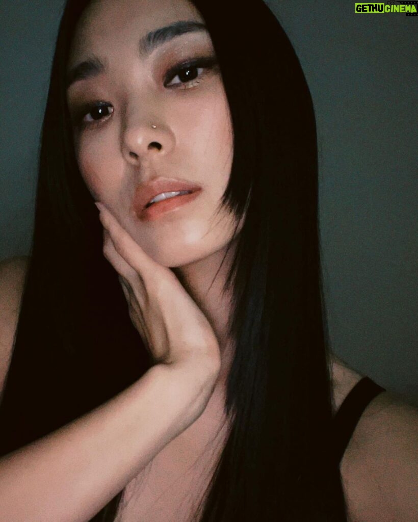 Yoon Bo-ra Instagram - 👁️🐈‍⬛🦋🩸✨💜