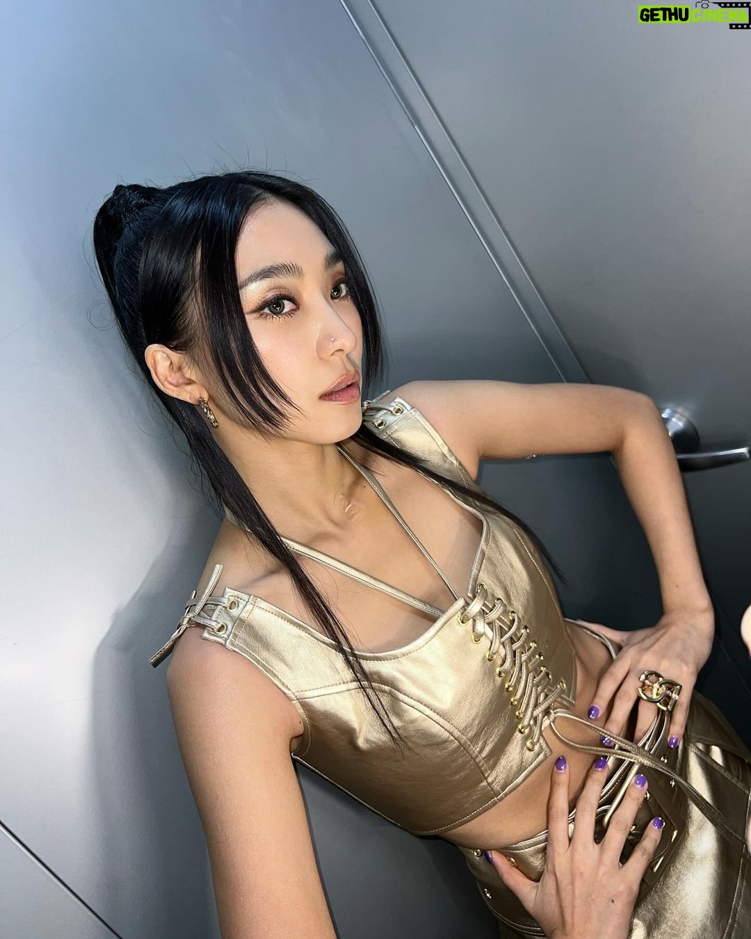 Yoon Bo-ra Instagram - 어제의 마지막 방송 너무 많은 생각들과 감정들이 들어서 말로 정리하기가 어렵네요 씨스타19 보라 효린을 기다려주시고 응원해주시고 사랑해주셔서 너무 너무 감사한 마음이 넘쳐요. 정말 감사합니다 무대위의 보라가 행복해보인다는 말을 들었을때 정말 그 순간만큼은 내가 정말 즐기고있고 행복하구나 행복했구나 느꼈어요 모두 여러분들과 우리 빛나는 스탭분들 덕분이에요✨ 이 순간만큼 저를 빛나는 사람으로 만들어 주셔서 감사합니다 고마워요 star1🫶🏼 사랑합니다