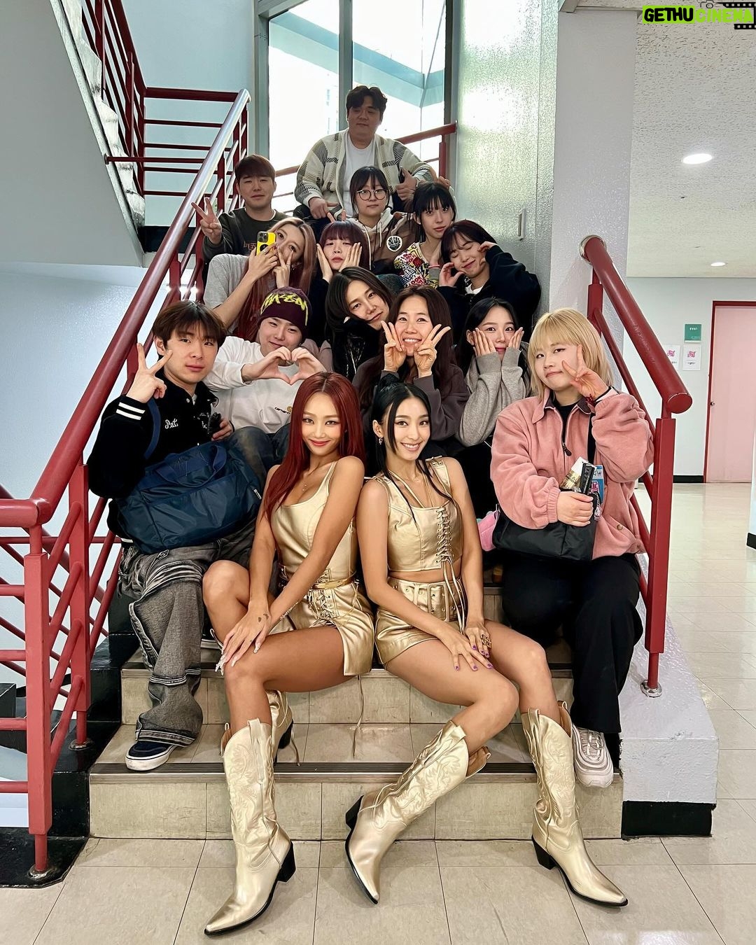 Yoon Bo-ra Instagram - 어제의 마지막 방송 너무 많은 생각들과 감정들이 들어서 말로 정리하기가 어렵네요 씨스타19 보라 효린을 기다려주시고 응원해주시고 사랑해주셔서 너무 너무 감사한 마음이 넘쳐요. 정말 감사합니다 무대위의 보라가 행복해보인다는 말을 들었을때 정말 그 순간만큼은 내가 정말 즐기고있고 행복하구나 행복했구나 느꼈어요 모두 여러분들과 우리 빛나는 스탭분들 덕분이에요✨ 이 순간만큼 저를 빛나는 사람으로 만들어 주셔서 감사합니다 고마워요 star1🫶🏼 사랑합니다