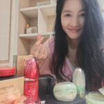Yoon Ji-min Instagram - 부자된기분🎵🎶 선물받아보구.. 아침 저녁 꾸준히 발라서 한통을 다 썼는데 극강의 보습감과 광채에 빠져버렸어요.. 너무 추천하고 싶어 올립니다^^♡ 안티에이징 너무 좋네요ㅋㅋ 여배우로 살면서도 꾸미는거에 참 무심했는데 이제 관심좀 가져볼라구요~~ 이젠 나도 나를 가꾸기로 했답니다~~~~🧖‍♀️ . . #제품협찬 #시세이도 #리젠더세럼 #리젠더크림 #얼티뮨파워세럼 #에센셜에너지하이드레이팅크림 #싱크로스킨글로우쿠션컴팩트 #감사합니다 #기분좋아모닝맨얼굴투척🤣