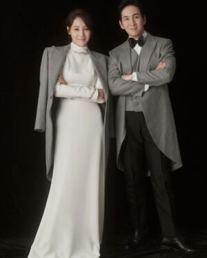 Yoon Ji-min Instagram - 우리 결혼 10주년됐어요^^♡
(긴글주의^^;)

처음에 리마인드 웨딩을 찍는다 생각했을땐 뭔가 부끄럽기도 했는데..
가장 사랑하는 사람들과 작업하는건 정말 축복인것같아요..
아주 많이 감사한 하루였답니다

더 개인적으로는
10년전에 나보다 더 내 결혼식에 
애정을 갖고 진행해준 
너무 멋진언니들과 다시 
10주년 리마인드웨딩을 진행한다는것이 너무나 의미있고 감사했답니다!
사랑하는 언니들 
20주년도 함께해주시져~~♡
잘 살아볼께요ㅋㅋㅋ

우리 가족을 사랑으로
보듬으며 함께 촬영해주신 그날의 
모든분들께 진심으로 감사드려요
넘치게 감사합니다🙏

👰🏻‍♀️윤지민 @yoonjiminhi
🤵🏻권해성 @haesunghi

𝙈𝙖𝙠𝙚𝙪𝙥 우현증 대표 원장 @woo_merci_captain 
𝙃𝙖𝙞𝙧 인혜 원장 @inhye_j14 
𝙒𝙚𝙙𝙙𝙞𝙣𝙜 𝙙𝙞𝙧𝙚𝙘𝙩𝙤𝙧 장부자 대표 @boojachang

𝐃𝐀𝐃𝐀 𝐬𝐭𝐮𝐝𝐢𝐨
#이정훈작가 @junghoon_2
⠀

▪️Studio
#다다스튜디오 @dada.studio.roseselavy
#다다아트포토 @dada.studio.artphoto
#다다스튜디오역삼 #다다역삼

▪️Dress
#아틀리에쿠 @atelierku_official 
⠀
▪️Suit
#로드앤테일러 @lordandtailor_official 

▪️Hair&Make up
#우현증메르시 @mercibeautyhouse 

▪️Flower
#닉스플로스 @nixflos_official⠀

▪️Juwellery
#파인주얼리 #하이주얼리
#웨딩티아라
#알리앙스잼 @all
