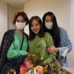 Yoon Ji-min Instagram - 오랬만에 연극 데이트갔다가 눈물 펑펑😭 책으로도 읽고 영화로도 봤는데 이렇게 짜임새있게 감동주기있기없기 공감되고 위로받고 힐링되고.. 유진아 고마워~~~~💚 연희두 반가웠어~~~💚 . . #연극 #82년생김지영 #천상배우 #소유진 #천사강림 #이연희 #나무늘보 #권해성 #얼핏보면이대은 #윤지민 #ㅋㅋㅋ
