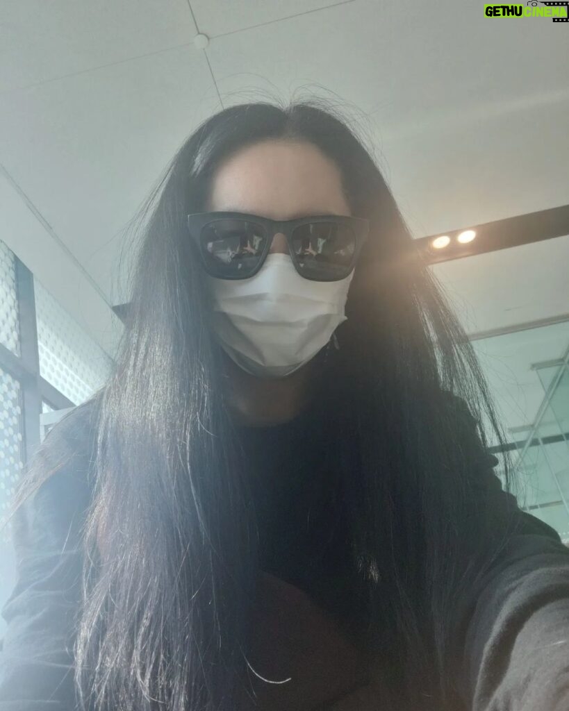 Yoon Ji-min Instagram - 얼마만에 타보는 비행기인지ㅎ 설렘이 좋네요~~ 매니져님 찍을때 하늘이 젤이뿌다 . . #제주도 #🛫 #🎥