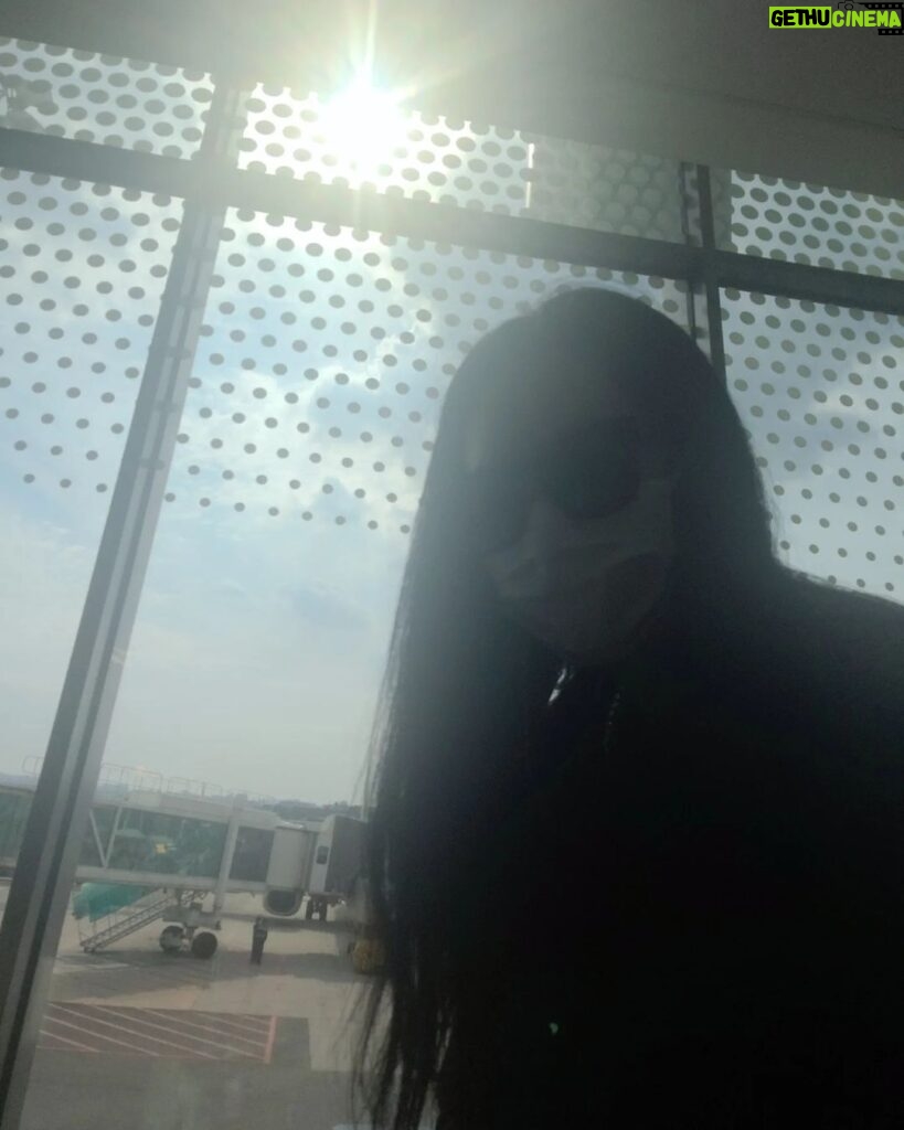 Yoon Ji-min Instagram - 얼마만에 타보는 비행기인지ㅎ 설렘이 좋네요~~ 매니져님 찍을때 하늘이 젤이뿌다 . . #제주도 #🛫 #🎥