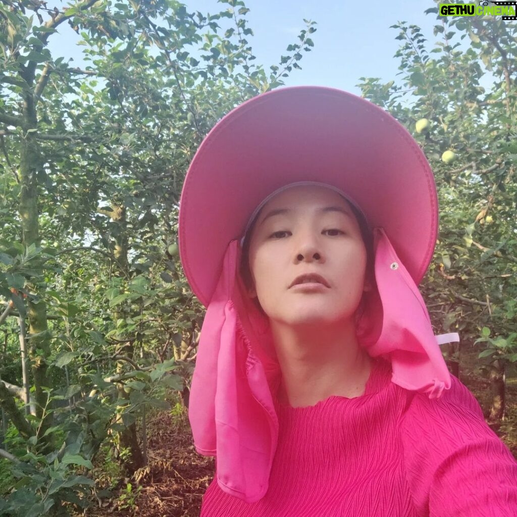 Yoon Ji-min Instagram - 농활스웩 . . #부모님 #사과농장 #일손돕기 #농활 #스웩 #마스크 #짐캐리 같대요 ㅋㅋㅋ