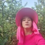 Yoon Ji-min Instagram - 농활스웩 . . #부모님 #사과농장 #일손돕기 #농활 #스웩 #마스크 #짐캐리 같대요 ㅋㅋㅋ