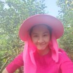 Yoon Ji-min Instagram - 농활스웩 . . #부모님 #사과농장 #일손돕기 #농활 #스웩 #마스크 #짐캐리 같대요 ㅋㅋㅋ