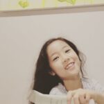 Yoon Ji-min Instagram - 수마노 촉촉해 ㅋㅋ 우현증이모를 너무 좋아하는 초딩💕 근데 바르는게 아니고 씻는거예여ㅋㅋ . . #윙크어쩔 #반곱슬 ㅋ #수마노 #클렌징폼 #너무잘만들었다언니 #20년넘는우정 #우현증메르시